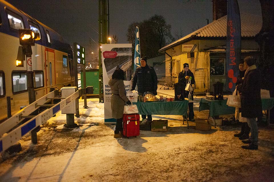 På Sala tågstation bjöds resenärer på kaffe med lussebulle och goodiebag vid rusningstid på luciakvällen
